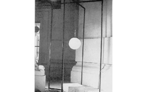 Dicrola - Boule suspendue (installation au Salon des Grands et Jeunes d'aujourd'hui, Grand Palais, Paris) - 1974 - glace et barres de fer - h 300 cm - oeuvre détruite