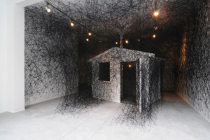 House, 2013 INSTALLATION : FILS NOIRS, MAISON EN BOIS, AMPOULE DIMENSIONS VARIABLES DIMENSIONS VARY © Chiharu Shiota. Photo Isabelle Arthuis.