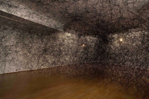 Infinity, 2011 FILS DE LAINE NOIRE, AMPOULES, ÉLECTRICITÉ / BLACK WOOL THREADS, LIGHT BULBS, ELECTRICITY DIMENSIONS VARIABLES / DIMENSIONS VARY VUE DE L’EXPOSITION « INFINITY », 7 janvier – 18 février 2012, Galerie Daniel Templon, Paris © Chiharu Shiota. Photo B.Huet-Tutti