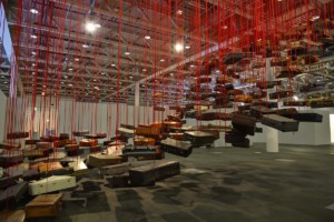 Accumulation: Searching for Destination, 2014-2016 INSTALLATION DE VALISES SUSPENDUES AVEC MOTEURS DIMENSIONS VARIABLES VARIABLE DIMENSIONS VUE DE ART BASEL UNLIMITED 2016 © Chiharu Shiota. Photo Sunhi Mang.