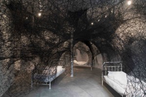Sleeping is like death, 2016 FIL NOIR ET LITS EN MÉTAL DIMENSIONS VARIABLES VARIABLE DIMENSIONS VUE DE L’EXPOSITION « SLEEPING IS LIKE DEATH », Galerie Daniel Templon Bruxelles, 14 janvier – 20 février 2016 © Chiharu Shiota. Photo Isabelle Arthuis.