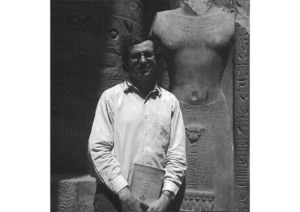 Jean-Claude Golvin sur le site de Karnak alors qu’il était directeur de la mission Permanente de CNRS