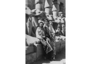 Jean-Claude Golvin et son épouse Sophie Revault dans la première cour de temple de Karnak vers 1982