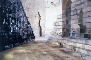 Carole Simard-Laflamme - LE GRAND HABITAT / Chapelle Saint-Louis de la Salpêtrière / Paris, 2001 / Photo Étienne Revault