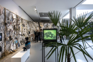 Vue de l’exposition AM-BIG-U-US LEGSICON de Laure Prouvost, M HKA, Anvers, 2019
Crédit photo: M HKA
