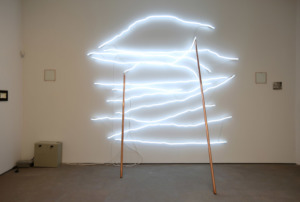 Sarkis
Scène en cuivre avec néons et deux tubes en cuivre “10.2012”, 2012 Neons, copper, transformers
300 x 300 x 150 cm
Courtesy de l’artiste et Galerie Nathalie Obadia Paris / Bruxelles