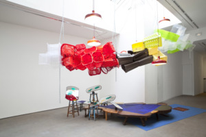 Jessica Stockholder
Set Eyes On, 2015
Tables en bois, bacs en plastique, miroirs, lampes, tapis, peinture acrylique 400 x 700 x 350 cm
Courtesy de l’artiste et Galerie Nathalie Obadia Paris / Bruxelles
Crédit photo: Bertrand Huet / Tutti image